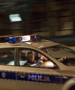 Warszawa: opel uderzył w barierki energochłonne. Za kierownicą siedział 101-latek