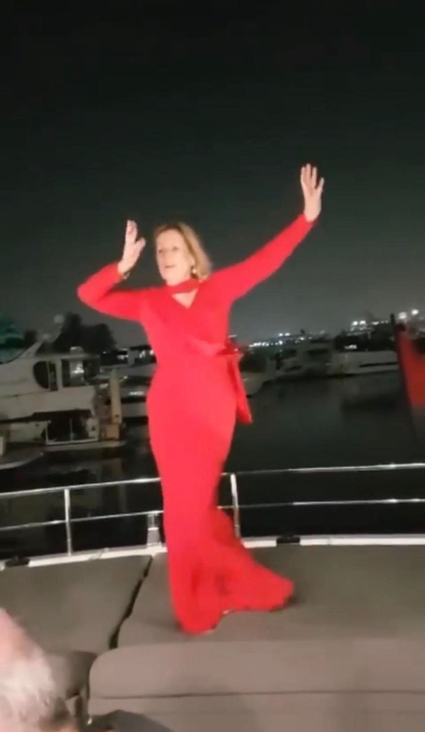 Grażyna Szapołowska tańcuje boso na jachcie w Dubaju