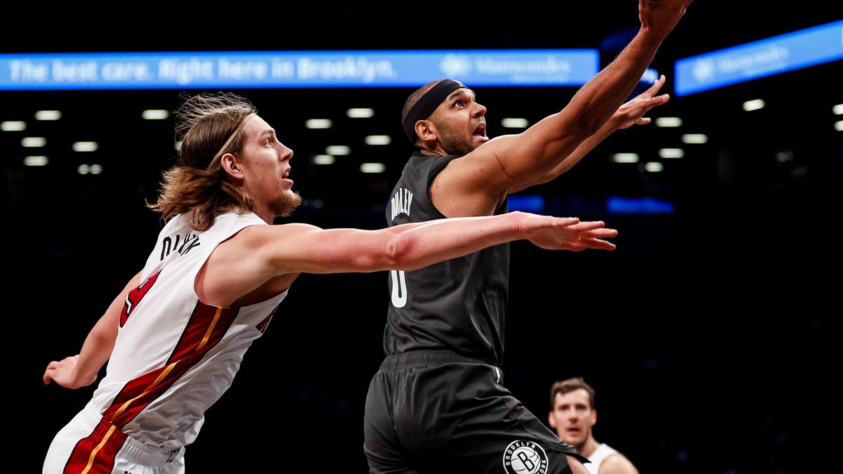 PAP/EPA / JUSTIN LANE / Na zdjęciu: Jared Dudley (z prawej)