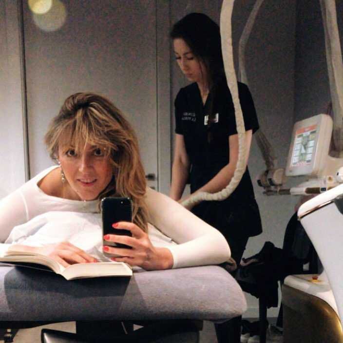 Karolina Szostak w klinice urody masuje się leżąc na łóżku jak królowa