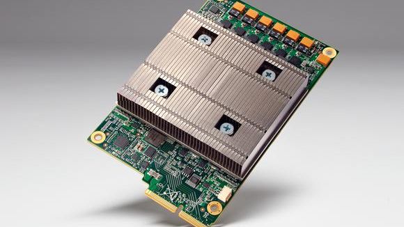 Zasłonięte radiatorem Tensor Processing Unit na karcie PCIe (źródło: Google)
