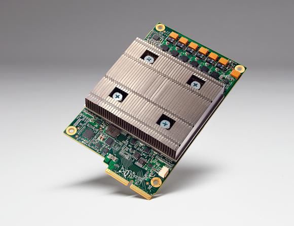 Zasłonięte radiatorem Tensor Processing Unit na karcie PCIe (źródło: Google)