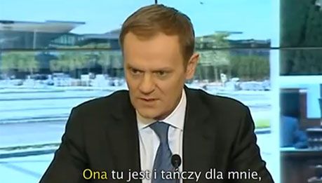 Tusk śpiewa... "Ona tańczy dla mnie"!