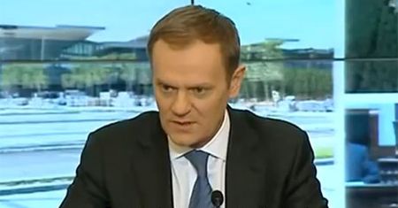 Tusk śpiewa... "Ona tańczy dla mnie"!