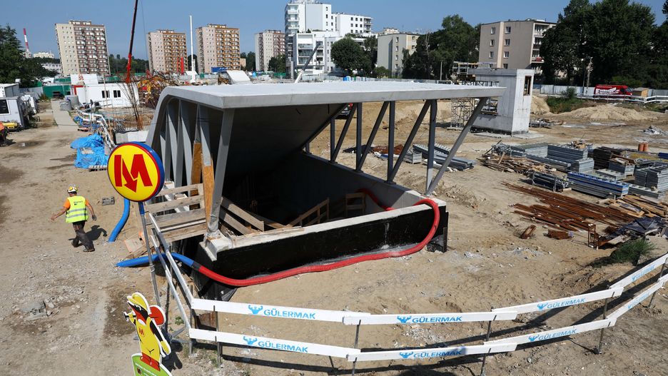 Warszawa, 06.07.2021. Oprowadzanie dla mediów po powstającej stacji C21 �Bródno�, 6 bm. w Warszawie. Pierwszy odcinek torowiska pomiędzy stacjami Bródno i Kondratowicza jest prawie gotowy, trwa zbrojenie torowisk w tunelach. 
Na stacjach trwają prace wykończeniowe.  (kf) PAP/Rafał Guz