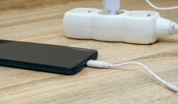 Ta kwota zaskakuje. Tyle kosztuje ładowanie telefonu