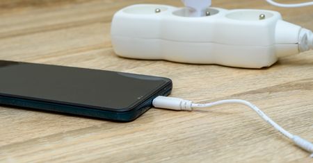 Ta kwota zaskakuje. Tyle kosztuje ładowanie telefonu