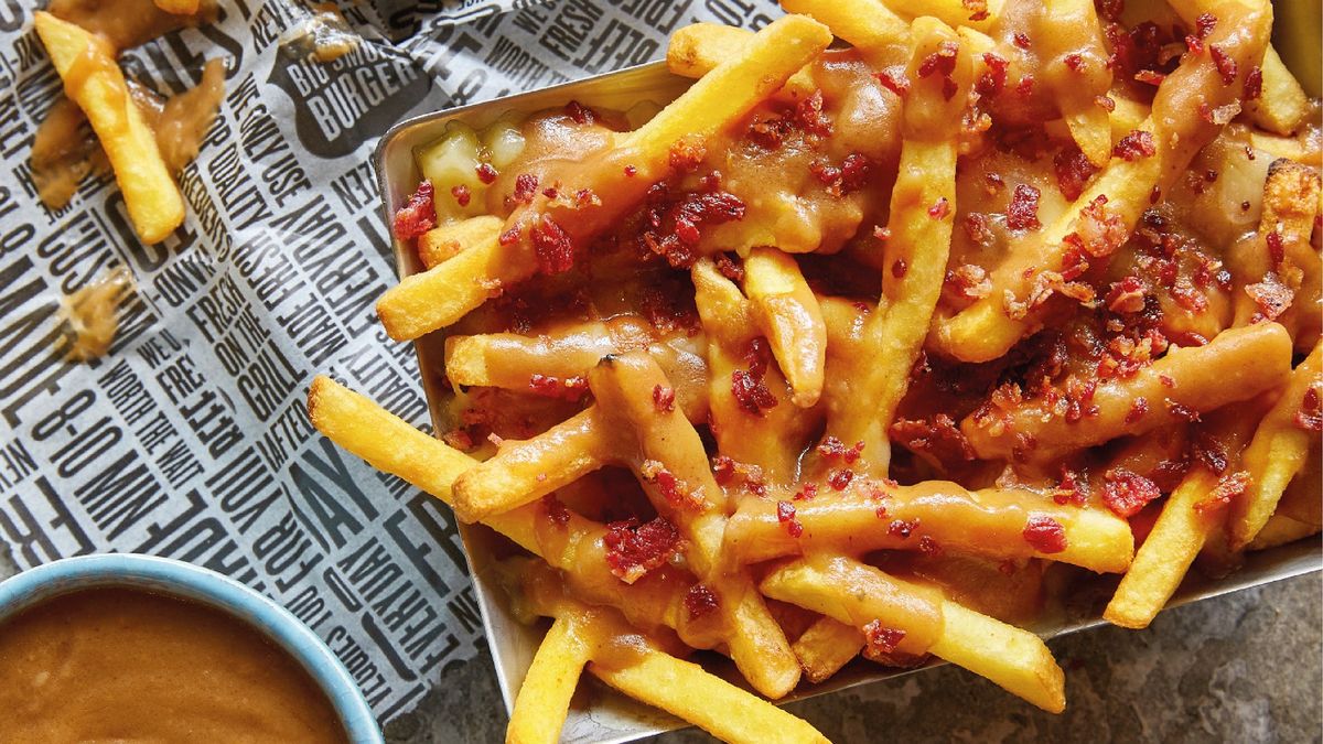 kanadyjska przekąska świetnie smakuje także z dodatkiem bekonu