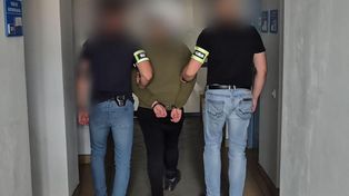 Napadł na sklep z nożem w ręku, a potem chciał zapłacić policjantom, żeby go puścili. Dopiero wyszedł z więzienia