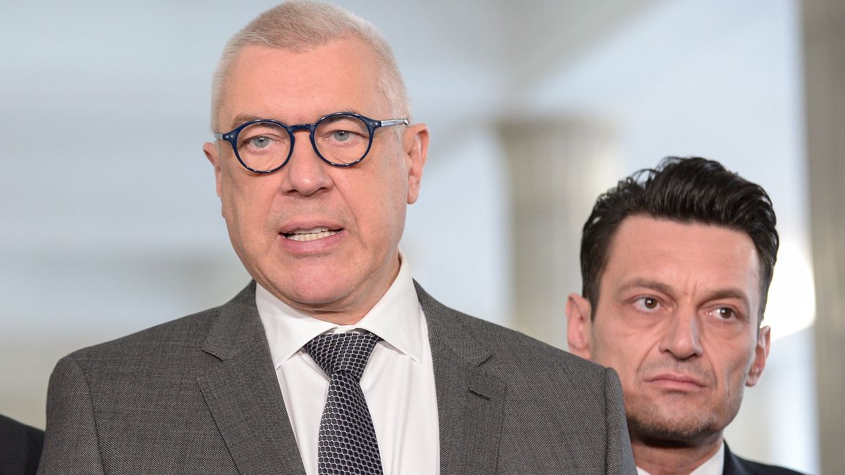 Warszawa, 18.01.2024. Posłowie KO Roman Giertych (L) oraz Przemysław Witek (P) podczas konferencji prasowej KP KO w Sejmie w Warszawie, 18 bm. Temat: Powstanie Zespołu ds. Rozliczeń. (jm) PAP/Marcin Obara