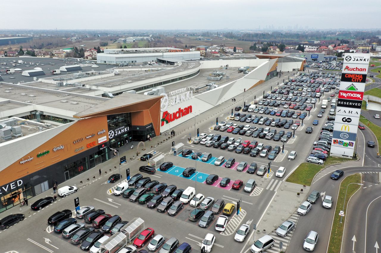 Zapełniony parking przed jednym z centrów handlowych w Warszawie , 06.12.2020r. 