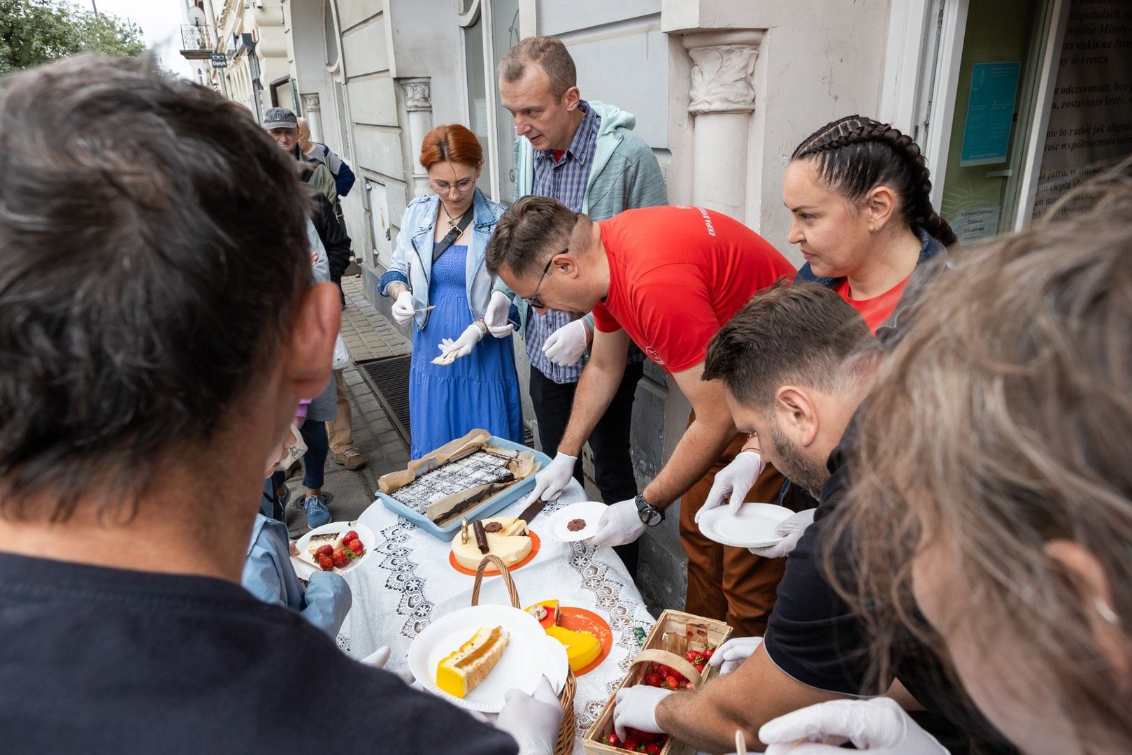 Wspólna Spiżarnia w Bydgoszczy - to tony uratowanego jedzenia i pomoc tysiącom osób w kryzysie. W poniedziałek, 16 czerwca, jadłodzielnia świętowała ósme urodziny. Nie zabrakło okolicznościowego tortu. 