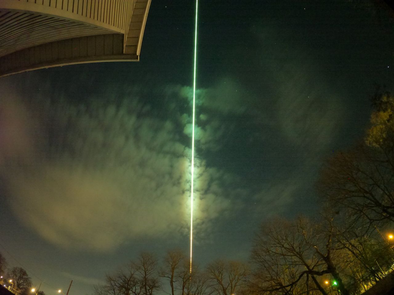 To nie laser. Kosmiczny obiekt przeciął niebo na pół