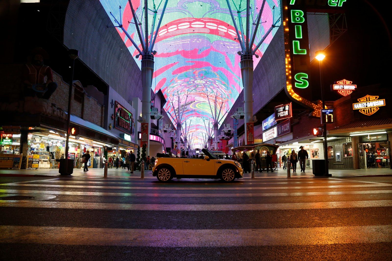 Galeria Mini jako celebracja sprzedaży półmilionowego egzemplarza w USA 195