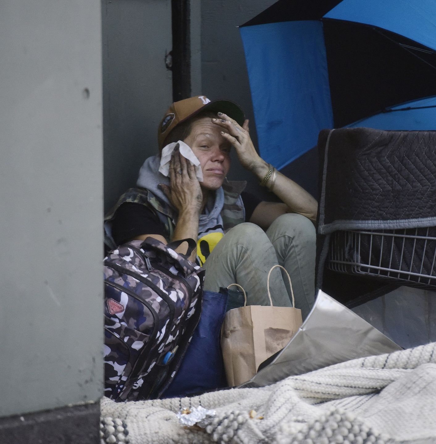 Bezdomna Loni Willison "przyłapana" ze swoim dobytkiem na ulicac