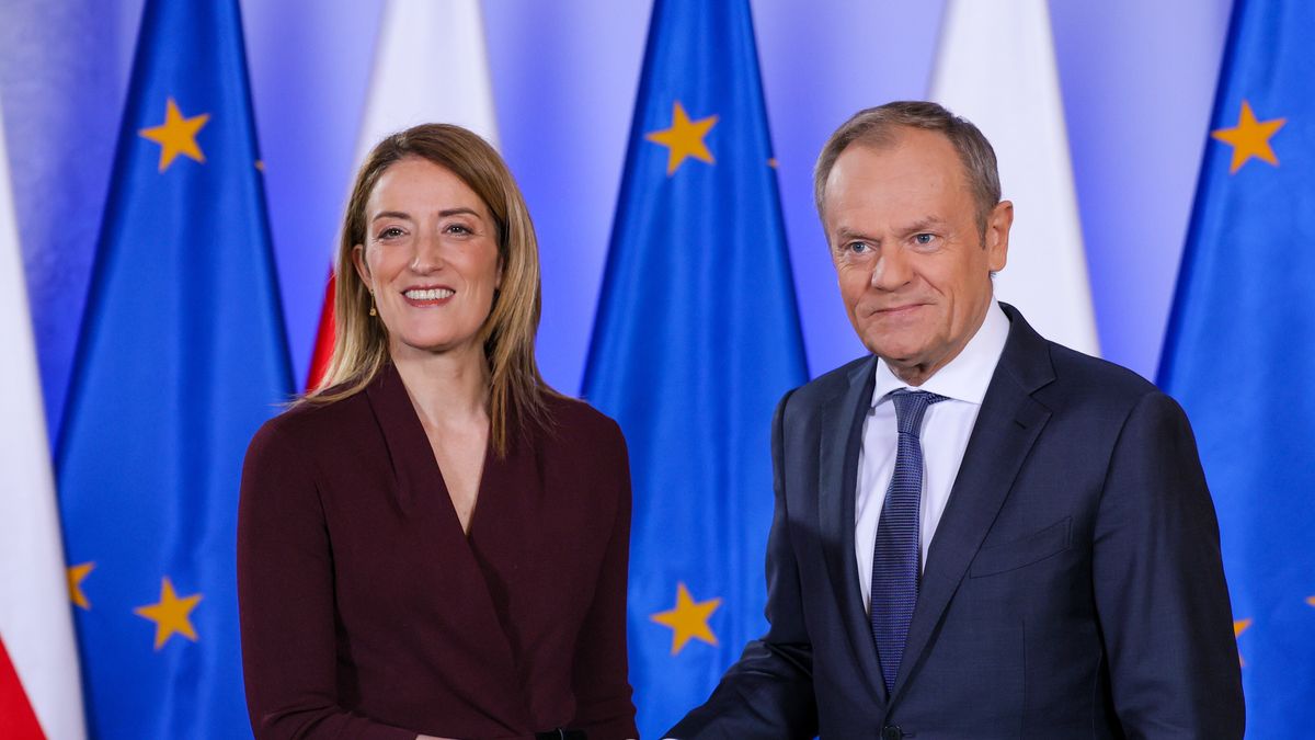 Warszawa, 15.02.2024. Szefowa PE Roberta Metsola (L) oraz premier Donald Tusk (P) podczas powitania w siedzibie Kancelarii Prezesa Rady Ministrów w Warszawie, 15 bm. (jm) PAP/Paweł Supernak