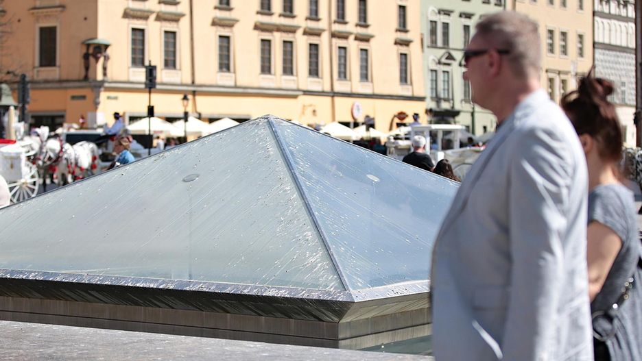Niedziałająca fontanna &#34;Kryształ&#34; na Rynku Głównym stała się ulubionym miejscem krakowskich gołębi...