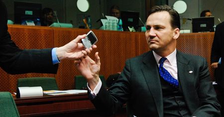 Szwajcarzy od lat "naciągają" na stawkach za roaming. Sikorski to niejedyna ofiara