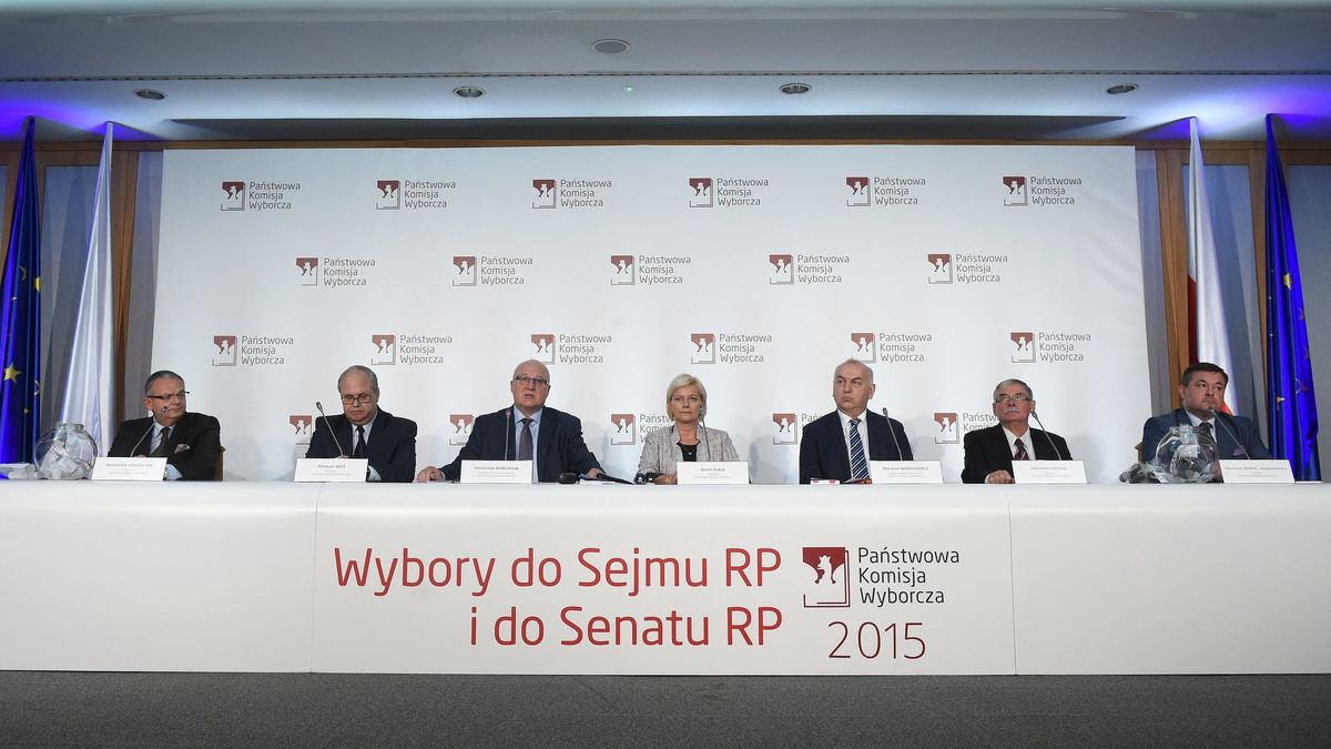 Warszawa, 25.09.2015. PKW podczas losowania numerów list komitetów wyborczych.