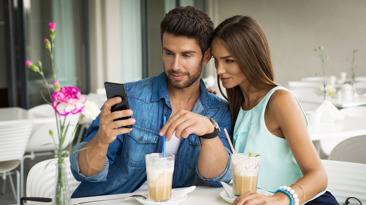 Twój telefon może mieć wpływ na powodzenie podczas randki. Kto ma największe szanse na znalezienie partnera? 1