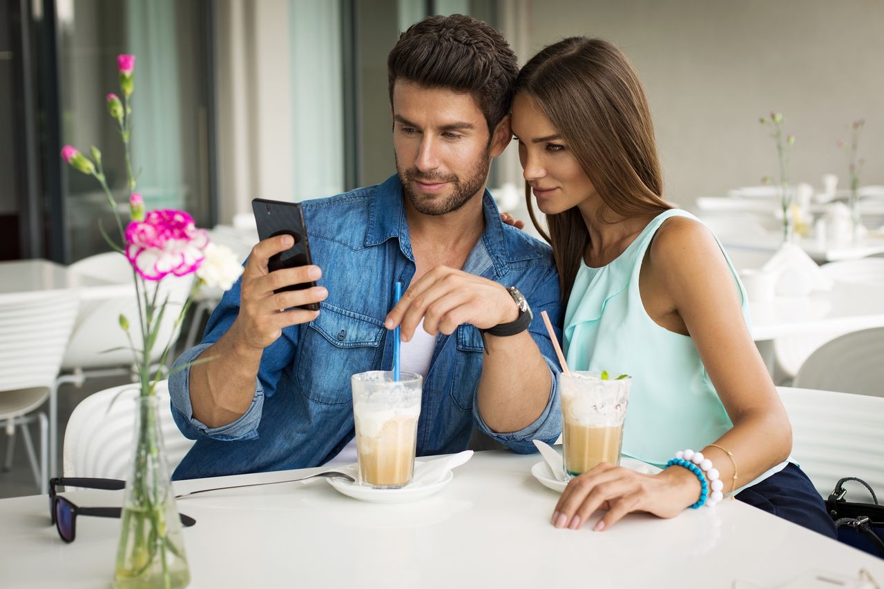 Twój telefon może mieć wpływ na powodzenie podczas randki. Kto ma największe szanse na znalezienie partnera?