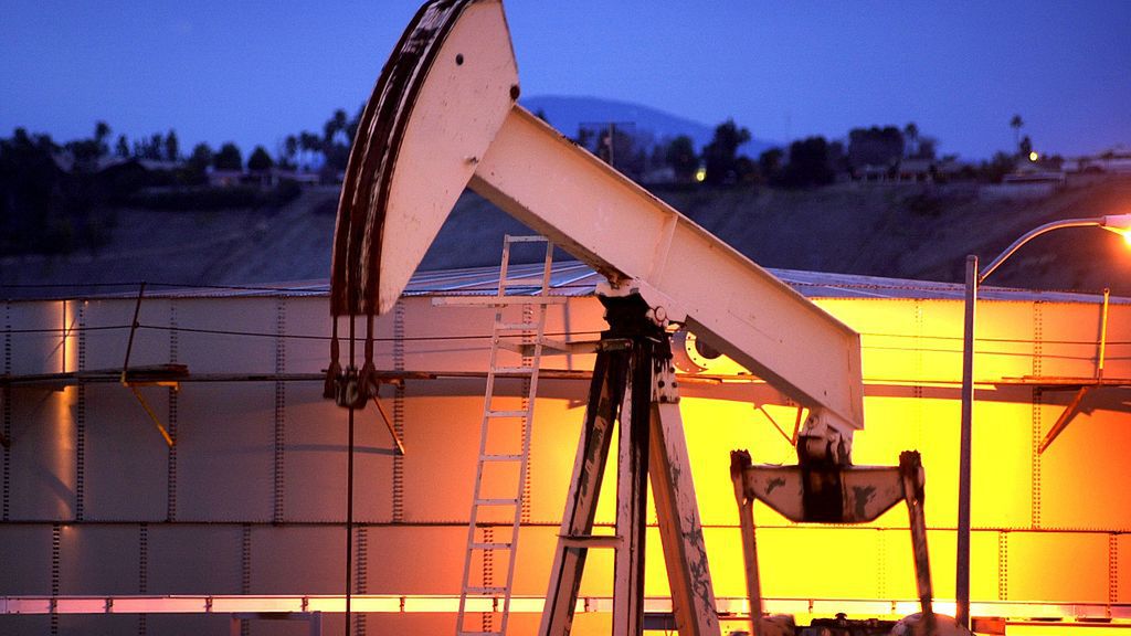 Bloomberg: Globalne rezerwy ropy nadszarpnięte