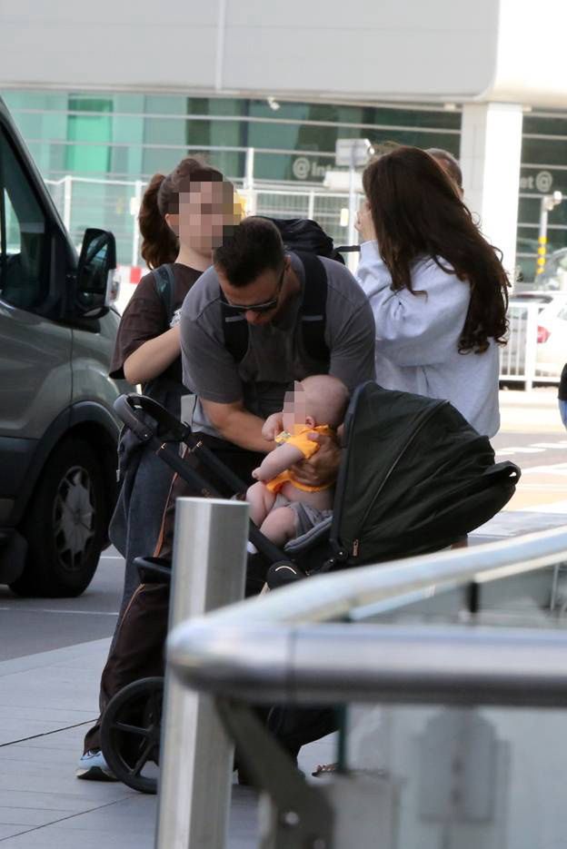 Marcin Hakiel i Dominika Serowska z dziećmi na lotnisku