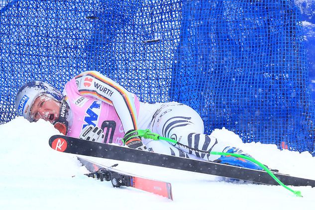 Niemiec Thomas Dressen chwilę po wypadku na trasie alpejskiego PŚ w Beaver Creek. Fot. Tom Pennington/Getty Images