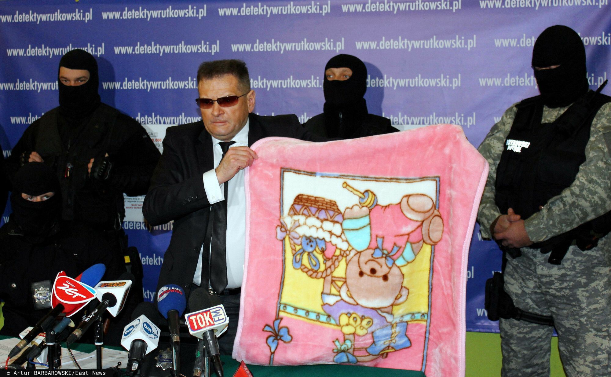 Krzysztof Rutkowski pozuje z kocykiem małej Madzi, 2012 rok