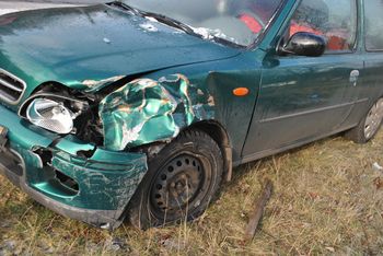 Bobrowniki. Auto wyrwało słup energetyczny. Kierowca zginął na miejscu