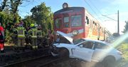Porsche wjechało prosto pod pociąg. Za kółkiem 69-latek