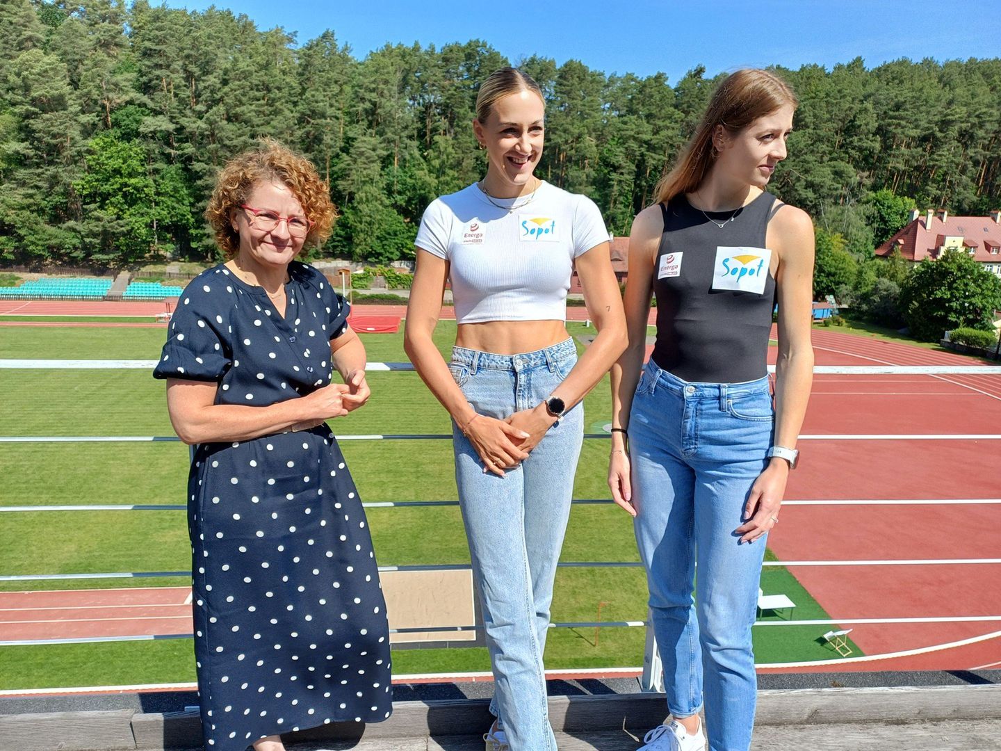 Prezydentka Sopotu Magdalena Czarzyńska-Jachim z zawodniczkami SKLA Sopot Pauliną Ligarską i Aleksandrą Formellą