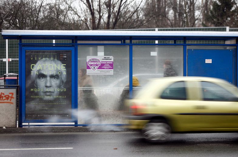 Na reklamach na wiatach przystankowych zarabiają prywatne firmy. Czemu nie miasto?