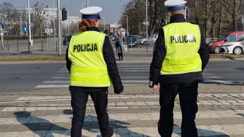 Policjanci na przejściu dla pieszych