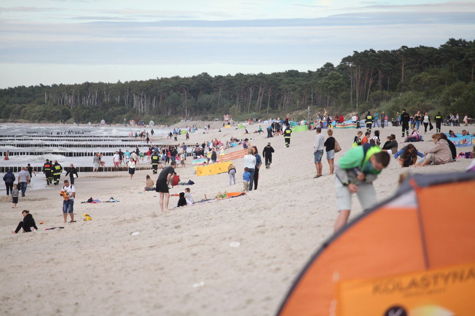 Ustka, z jej szerokimi plażami i malowniczymi wydmami, jest idealnym miejscem na letni wypoczynek. Bezpośrednie połączenie z Poznania umożliwia podróżnym dotarcie do Ustki w około 4 godziny. Atrakcje takie jak promenada, latarnia morska oraz liczne festiwale przyciągają turystów z całej Polski.