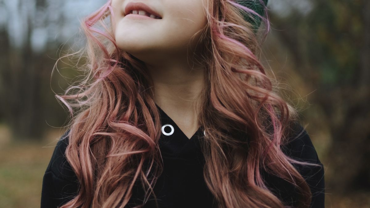 Uczennica przyszła do szkoły z końcówkami włosów pofarbowanymi na różowo. 