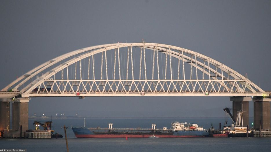 Starcie w Cie?ninie Kercze?skiejA ship under the the Kerch bridge blocks the passage to the Kerch Strait near Kerch, Crimea, Sunday, Nov. 25, 2018. Russia and Ukraine traded accusations over an incident at sea Sunday near the disputed Crimean Peninsula, increasing tensions between both countries and prompting Moscow to block passage through the Kerch Strait. (AP Photo)AP