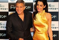 Amal Clooney u boku męża w złotej satynowej sukni