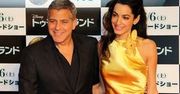 Amal Clooney u boku męża w złotej satynowej sukni