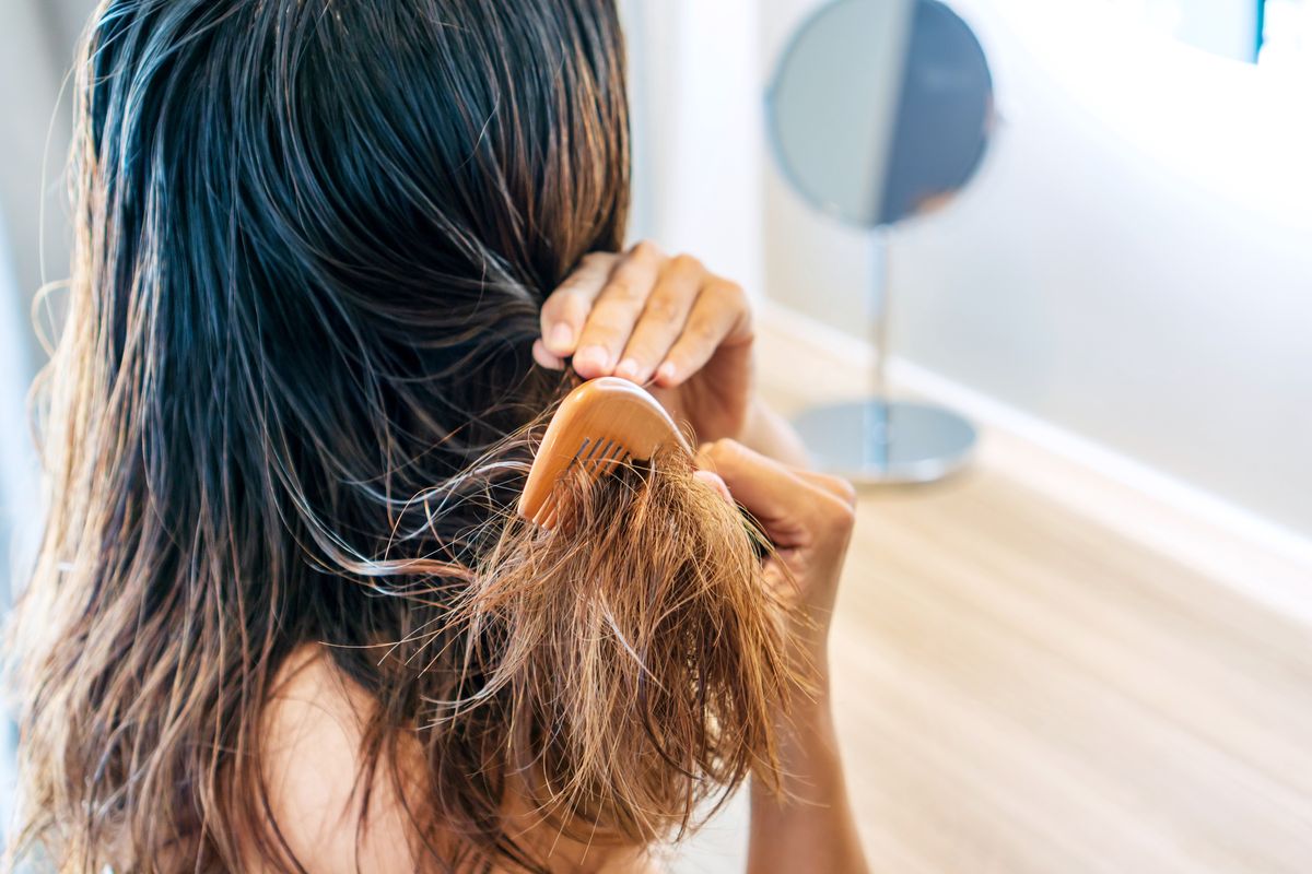 Zniszczone włosy można uratować domowymi sposobami 