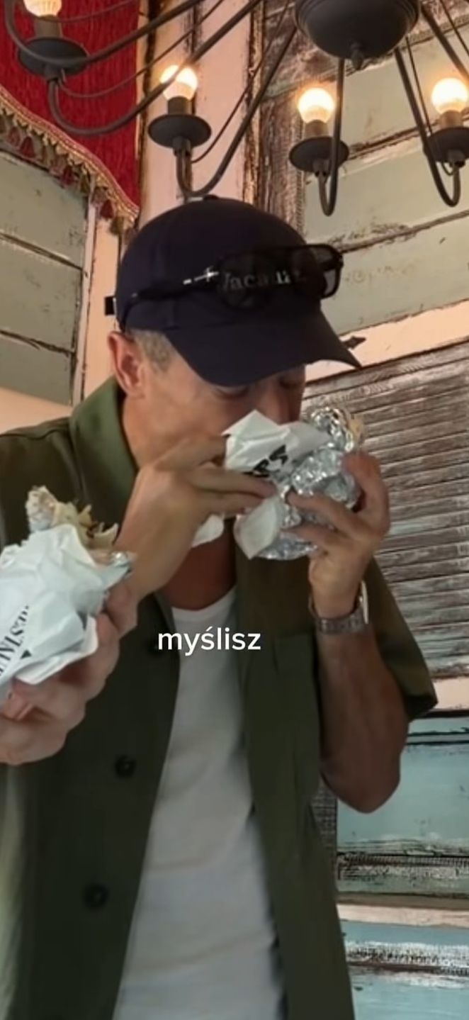 Robert Lewandowski pałaszuje kebaba