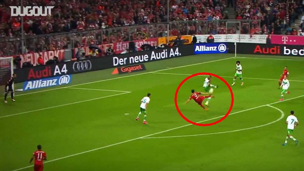 Zdjęcie okładkowe artykułu: Materiały prasowe / Dugout / Na zdjęciu: Robert Lewandowski strzela piątego gola w meczu z VfL Wolfsburg (22.09.2015 r.)