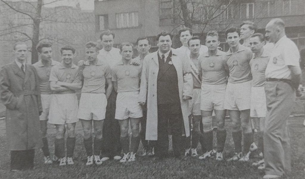 Maj 1954 rok, Park Sułkowskich w Bielsku-Białej. Drużyna BKS Bielsko-Biała fot. archiwum prywatne Mieczysława Jureckiego
