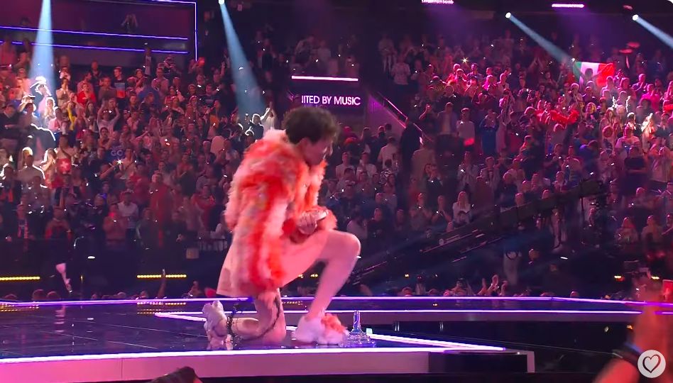 Moment, gdy doszło do uszkodzenia eurowizyjnego trofeum