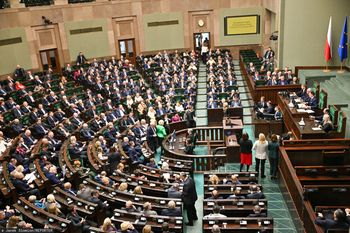 Najnowszy sondaż. KO na prowadzeniu. PiS zyskuje, Konfederacja traci