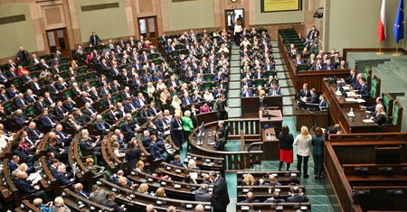 Najnowszy sondaż. KO na prowadzeniu. PiS zyskuje, Konfederacja traci