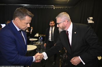 Kogo Polacy wysłaliby na bezludną wyspę? Dwa nazwiska się wybijają