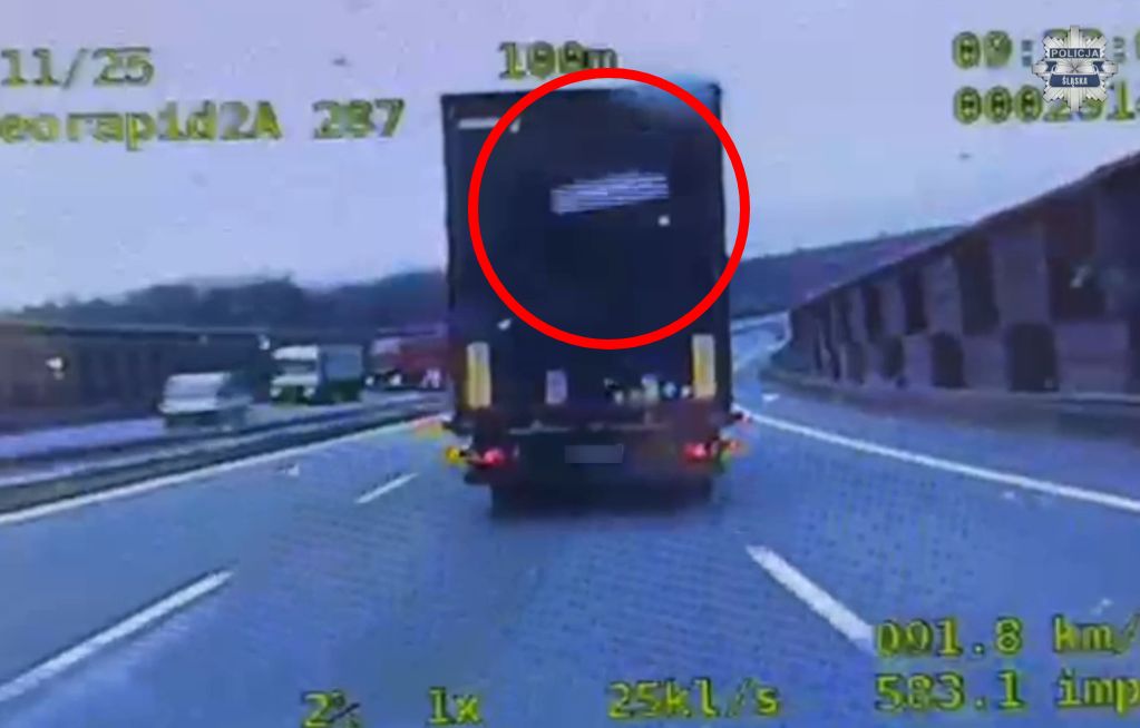 Wideo: tafla lodu spadła wprost przed radiowóz. Policjanci nie mieli litości