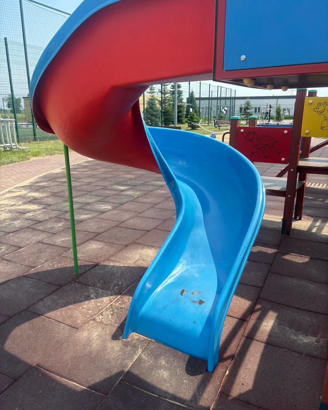 Zniszczono plac zabaw w Gulczewie. Wójt daje sprawcom czas do piątku