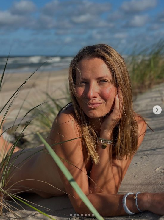 Joanna Moro nago na plaży